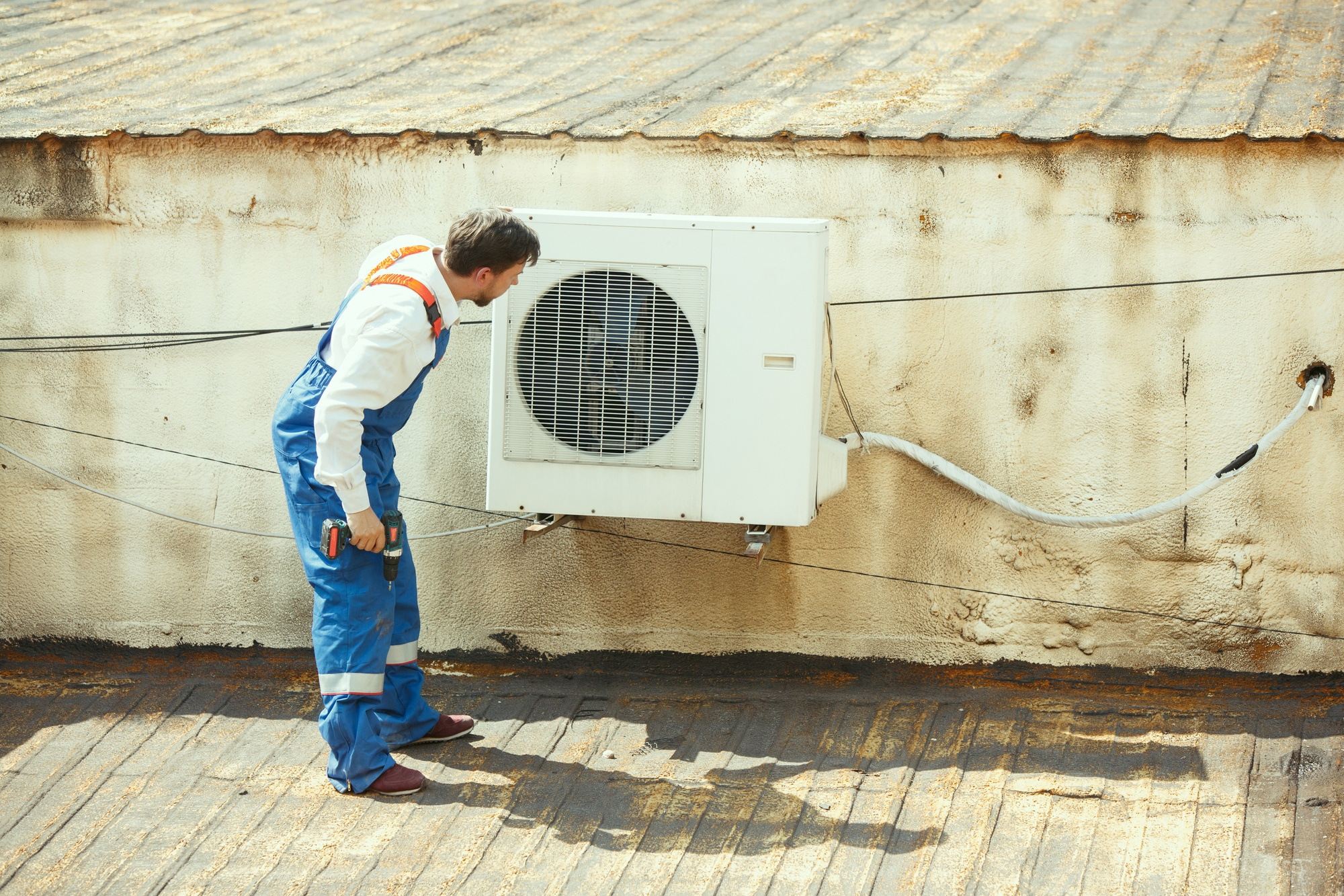 Cleaning air conditioning condenser coil